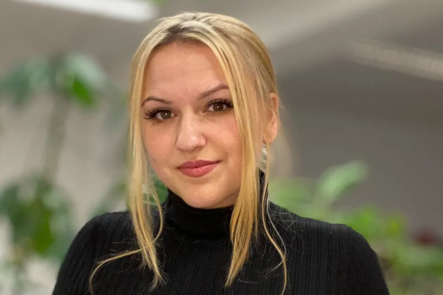 <p style="font-size:16px"><b>LAURINE PROTMANN | Projektassistentin</b></br><a href="mailto:laurine.protmann@iventos.de">laurine.protmann@iventos.de</a> | <a href="tel:+4923273696012">02327 36960 12</a></p>