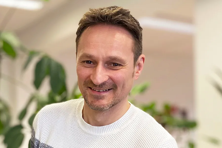 <p style="font-size:16px"><b>OLIVER BORN | Mediendesigner</b></br><a href="mailto:oliver.born@iventos.de">oliver.born@iventos.de</a> | <a href="tel:+4923273696043">02327 36960 43</a></p>