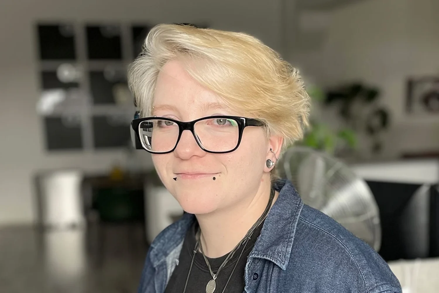 <p style="font-size:16px"><b>RIN GREINER | Grafik Designer</b></br><a href="mailto:rin.greiner@iventos.de">rin.greiner@iventos.de</a> | <a href="tel:+4923273696042">02327 36960 42</a></p>